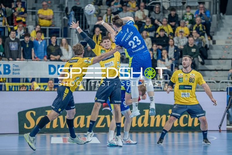 Ole Pregler (23; VfL Gummersbach) springt gegen Sebastian Heymann (13; Rhein Neckar Löwen) und Jannik Kohlbacher (80; Rhein Neckar Löwen)