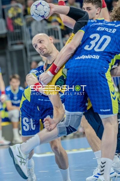 Lukas Sandell (11; Rhein Neckar Löwen) und Štěpán Zeman (66; VfL Gummersbach) in Aktion