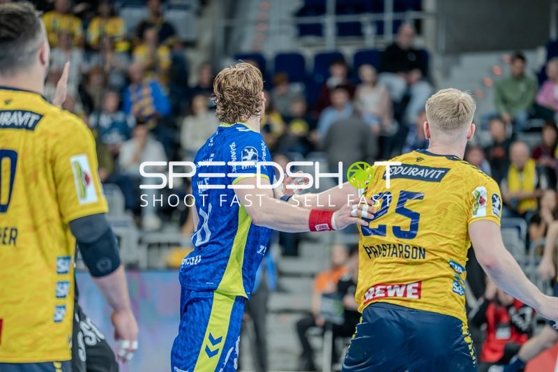 Mathis Häseler (11; VfL Gummersbach) und Haukur Thrastarson (25; Rhein Neckar Löwen) in Zweikampf