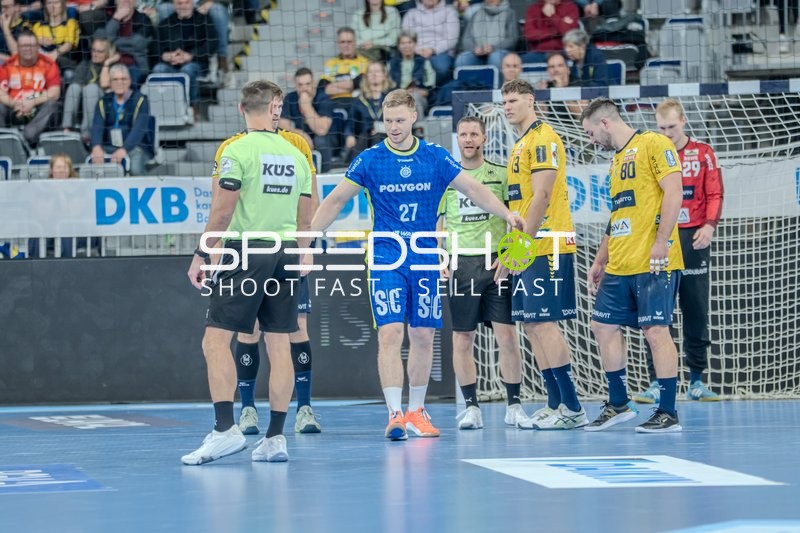 Szene mit Sebastian Heymann (13; Rhein Neckar Löwen) und Kristjan Horžen (27; VfL Gummersbach)