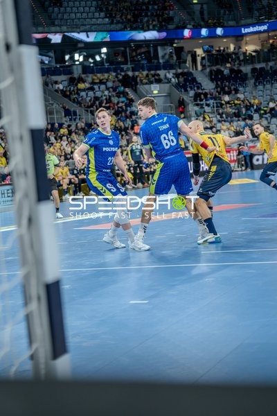 Szene mit Štěpán Zeman (66; VfL Gummersbach) und Ole Pregler (23; VfL Gummersbach)