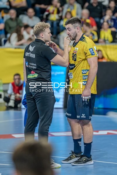 Jannik Kohlbacher (80; Rhein Neckar Löwen) und Thilo Maier (111; Rhein Neckar Löwen) in Gespräch