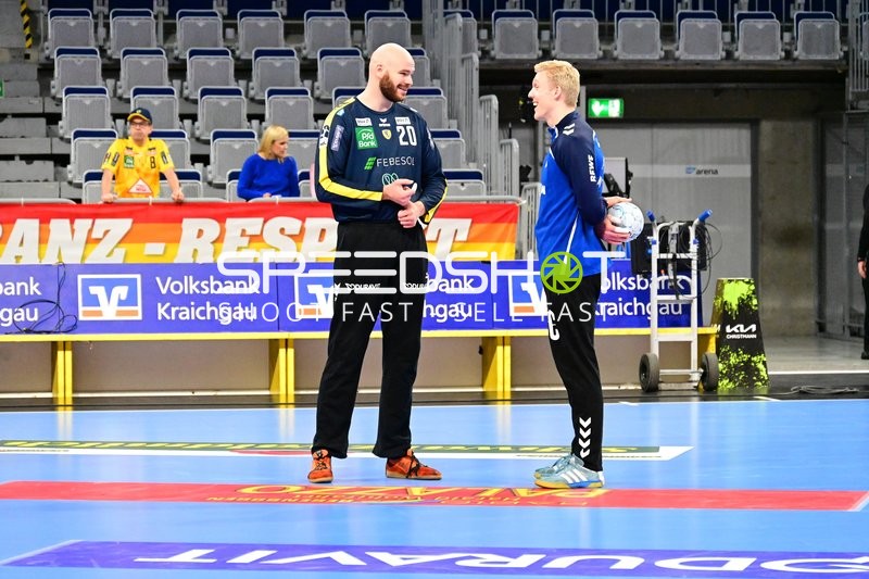 Mike Jensen (20; Rhein Neckar Löwen) und Spieler von VfL Gummersbach im Gespräch