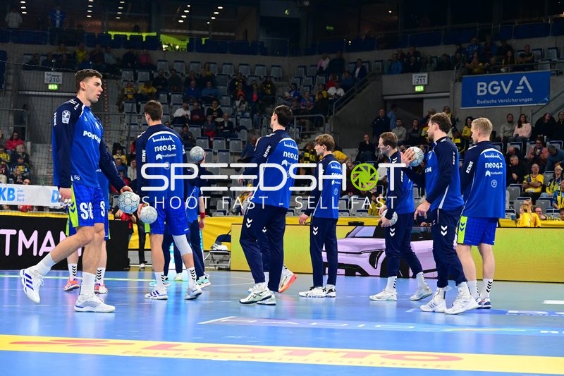 Štěpán Zeman (66; VfL Gummersbach) und Team beim Aufwärmen
