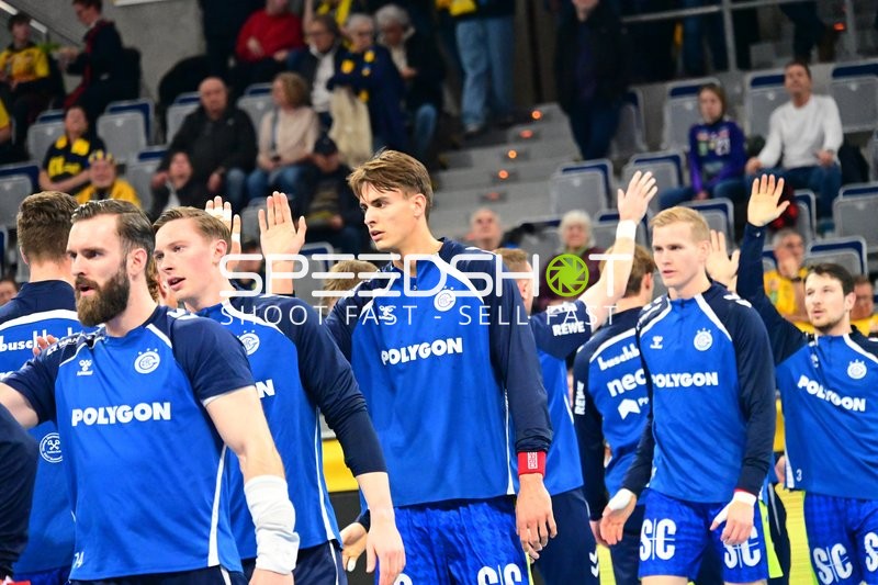 Szene mit Julian Köster (7; VfL Gummersbach) und Teamkollegen