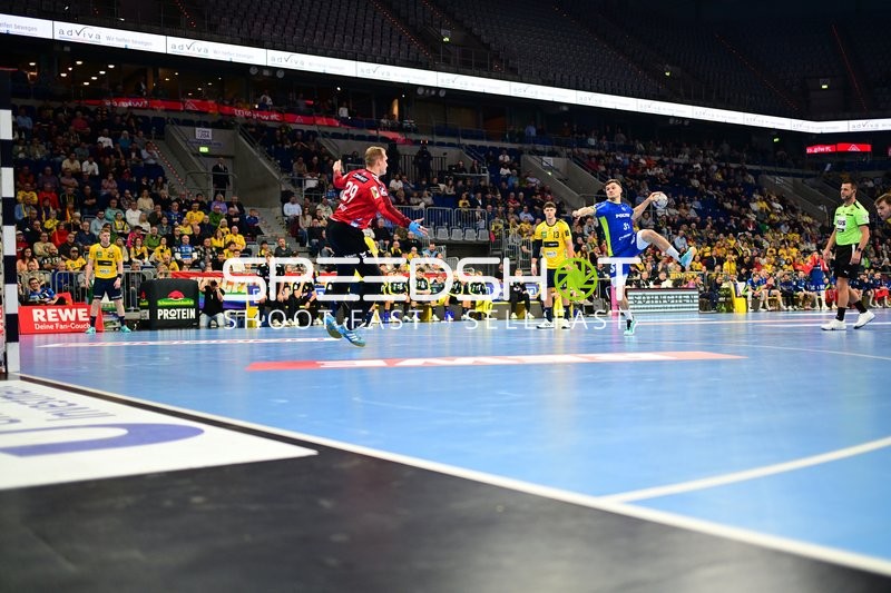 Kay Smits (31; VfL Gummersbach) mit Wurf aufs Tor