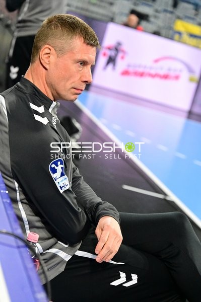 Gudjon Valur Sigurdsson (900; VfL Gummersbach) konzentriert auf der Bank