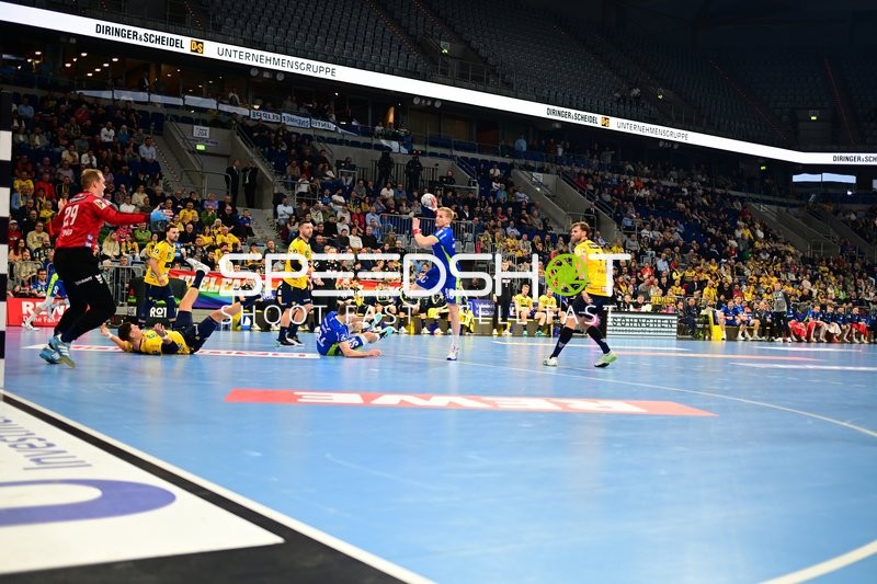 Szene mit David Späth (29; Rhein Neckar Löwen) und Julian Köster (7; VfL Gummersbach)