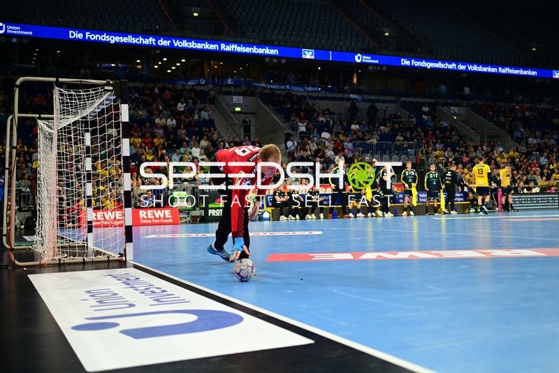 Mike Jensen (20; Rhein Neckar Löwen) mit Ball am Boden