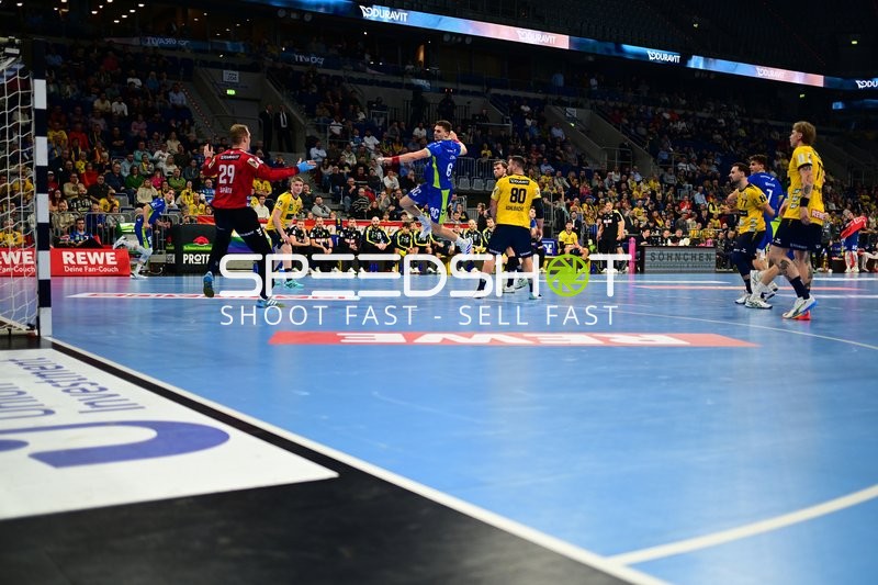 Szene mit Miloš Vujović (6; VfL Gummersbach) und Jannik Kohlbacher (80; Rhein Neckar Löwen)