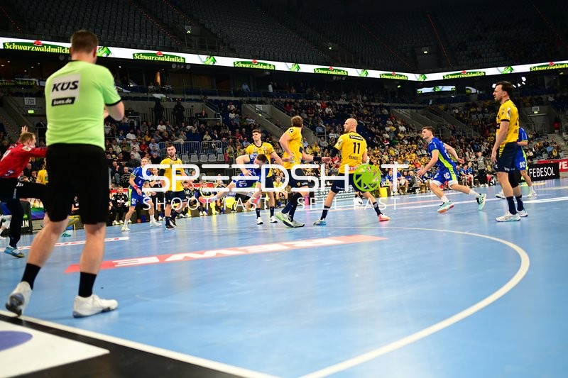 Patrick Groetzki (24; Rhein Neckar Löwen) und Sebastian Heymann (13; Rhein Neckar Löwen) mit Jannik Kohlbacher (80; Rhein Neckar Löwen) in Aktion