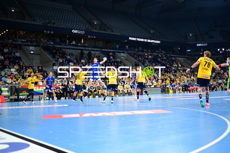 Kay Smits (31; VfL Gummersbach) im Sprungwurf gegen Sebastian Heymann (13; Rhein Neckar Löwen) und Verteidiger