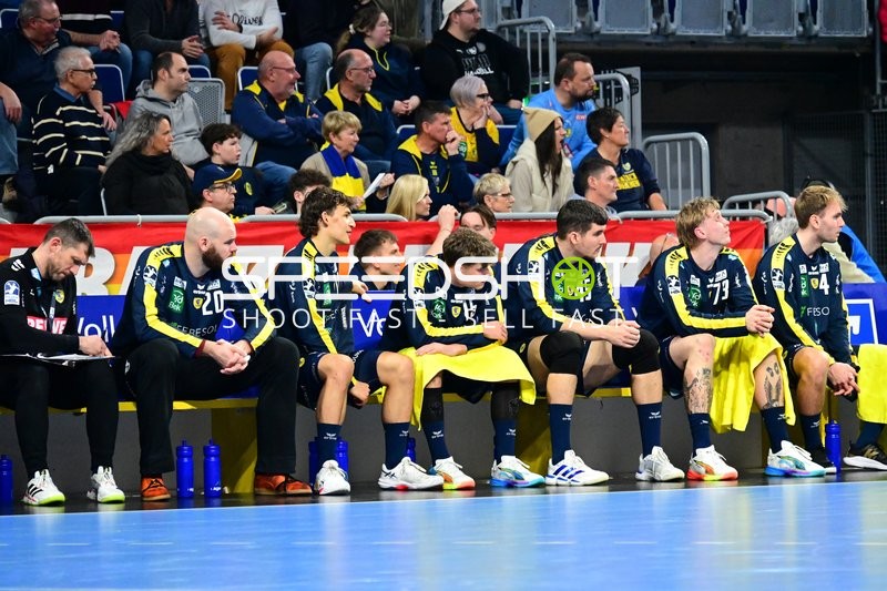 Szene mit Mathias Larson (4; Rhein Neckar Löwen) und Teamkollegen