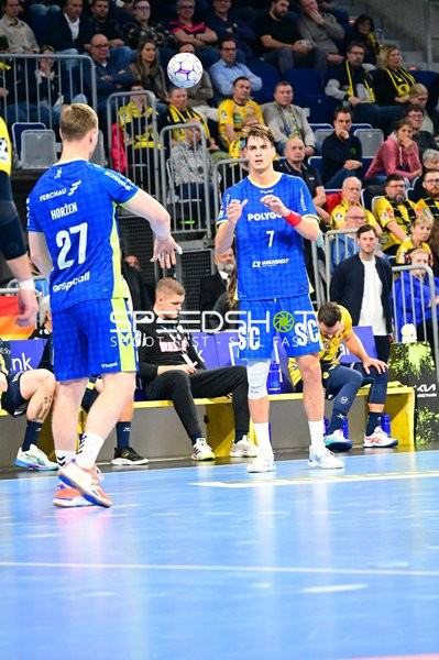 Julian Köster (7; VfL Gummersbach) und Spieler von Rhein Neckar Löwen in Aktion