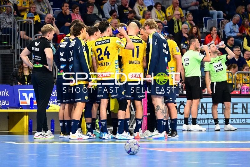 Szene mit Patrick Groetzki (24; Rhein Neckar Löwen) und Lukas Sandell (11; Rhein Neckar Löwen)