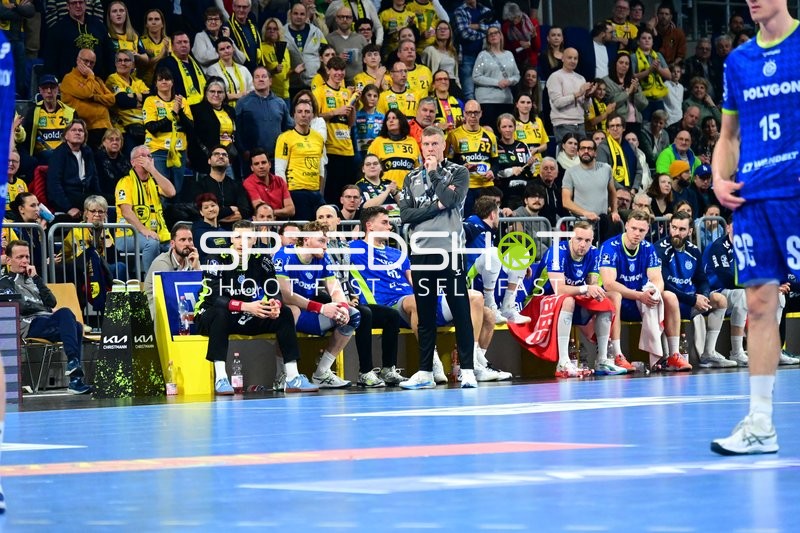 Szene mit 900; DYN TV und Teamkollegen