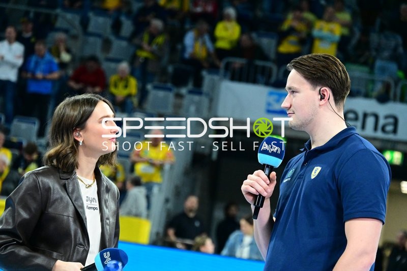 Szene mit Robert Timmermeister (7; Rhein Neckar Löwen) und Moderatorin