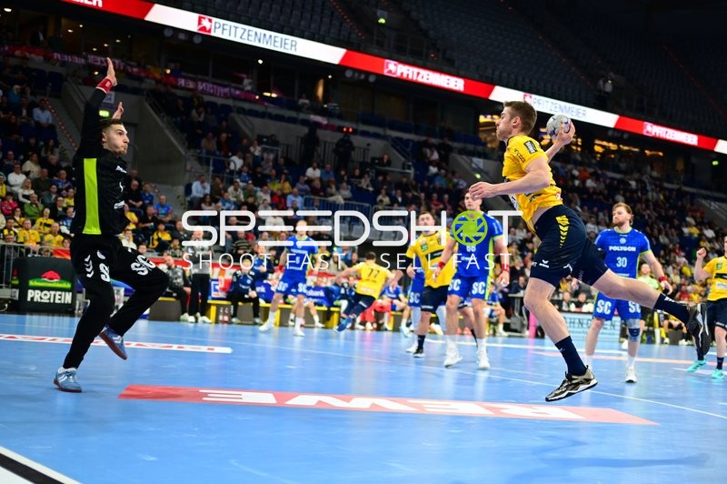 Szene mit Tim Nothdurft (28; Rhein Neckar Löwen) und Dominik Kuzmanović (1; VfL Gummersbach)