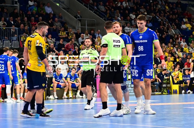 Štěpán Zeman (66; VfL Gummersbach) und Tom Kiesler (30; VfL Gummersbach) mit Jannik Kohlbacher (80; Rhein Neckar Löwen) und Miro Schluroff (15; VfL Gummersbach)
