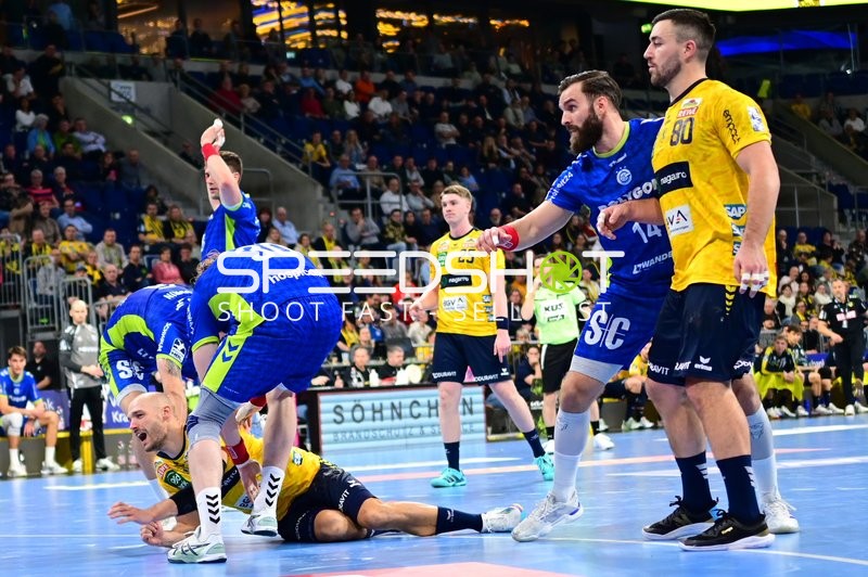 Jannik Kohlbacher (80; Rhein Neckar Löwen) und Teitur Einarsson (14; VfL Gummersbach) im Zweikampf