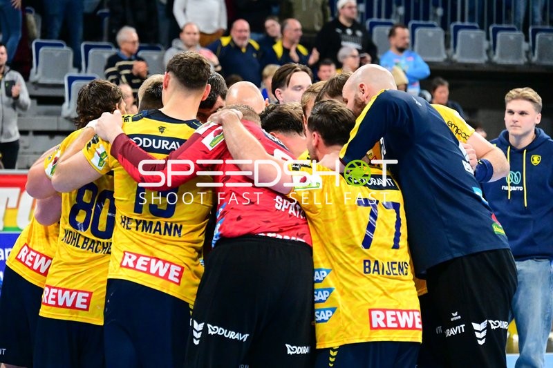 Szene mit Robert Timmermeister (7; Rhein Neckar Löwen) und Teamkollegen