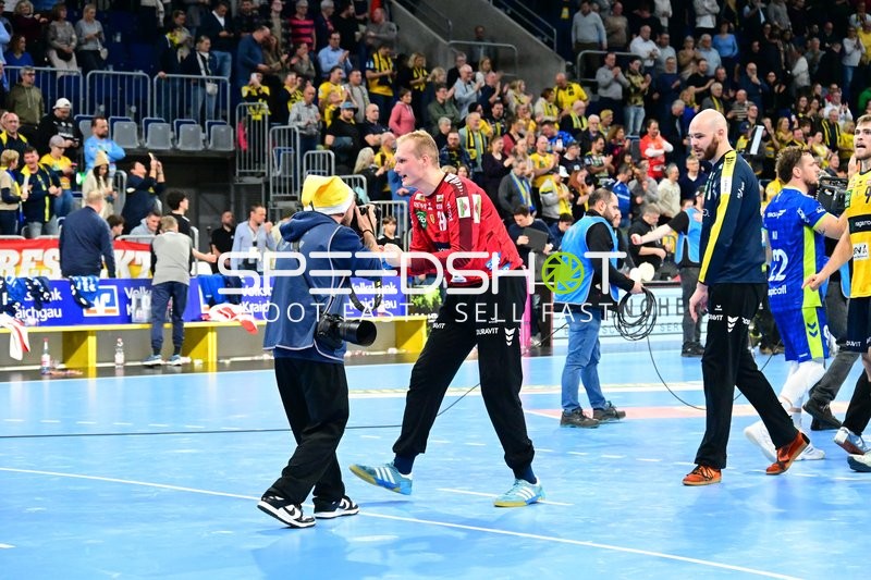 Szene mit Mike Jensen (20; Rhein Neckar Löwen) und David Späth (29; Rhein Neckar Löwen)