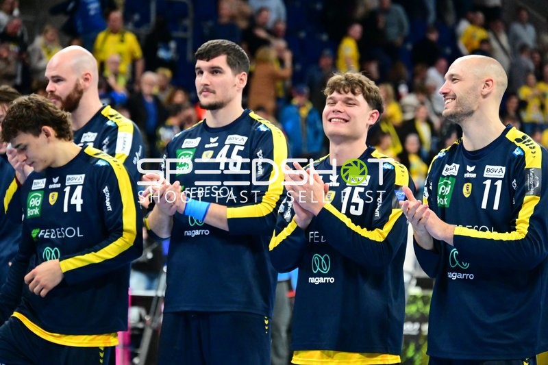 Jubel mit Halil Jaganjac (45; Rhein Neckar Löwen) und Teamkollegen