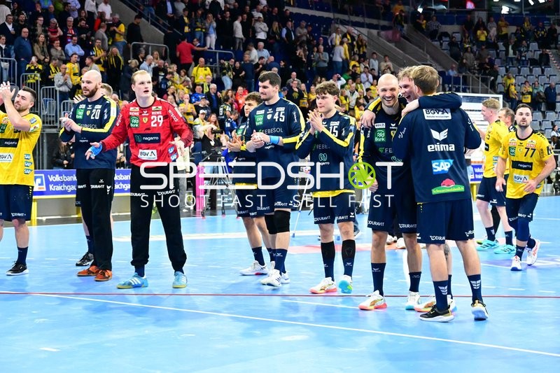 David Späth (29; Rhein Neckar Löwen) und Teamkollegen feiern