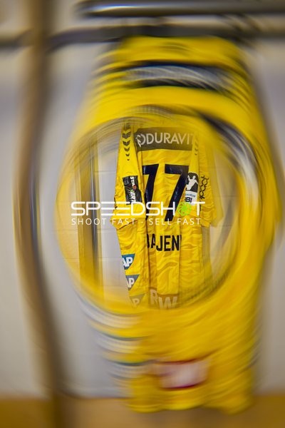 Trikot von Dani Baijens (77; Rhein Neckar Löwen) an der Wand