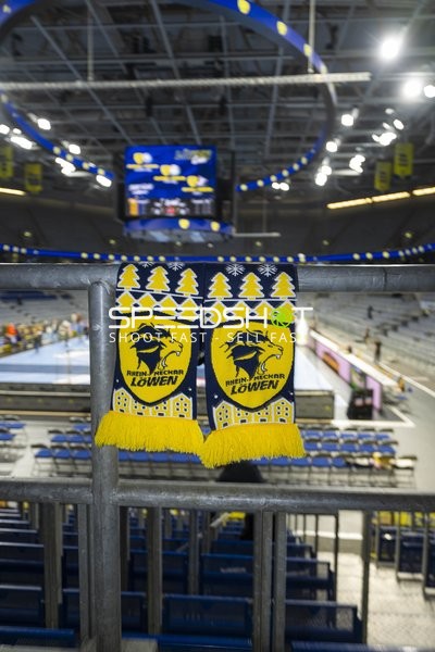 Leere Sitzreihen mit Fan-Schals