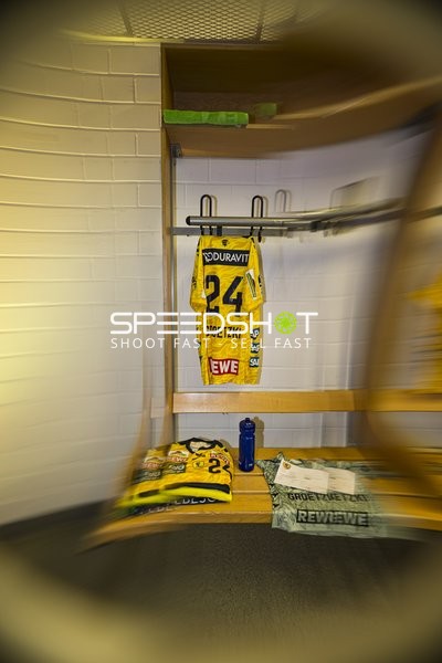 Handball-Trikot von Patrick Groetzki (24; Rhein Neckar Löwen) in Kabine