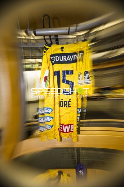 Trikot von David More (15; Rhein Neckar Löwen) in Kabine