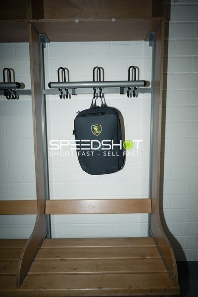 Rucksack an Umkleidebank