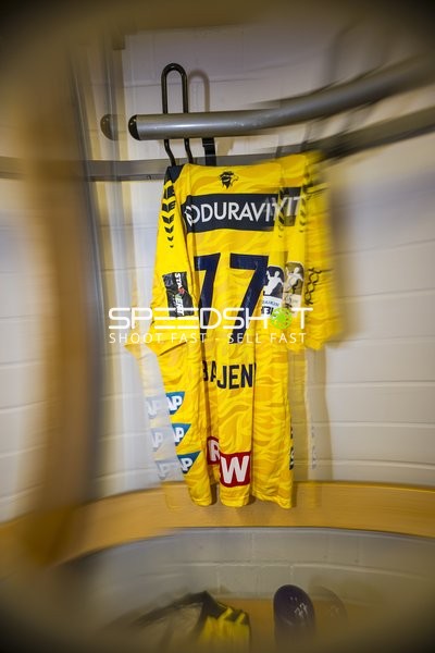 Trikot Dani Baijens (77; Rhein Neckar Löwen) im Umkleideraum