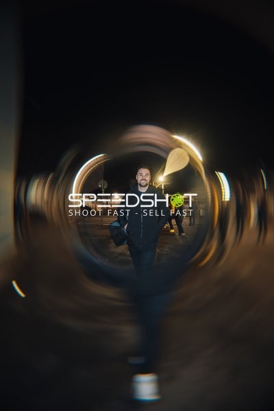 Person unterwegs bei Nacht