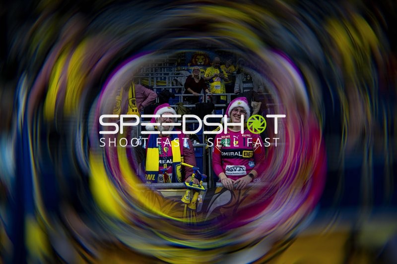 Fans in Weihnachtsmützen in der SAP Arena