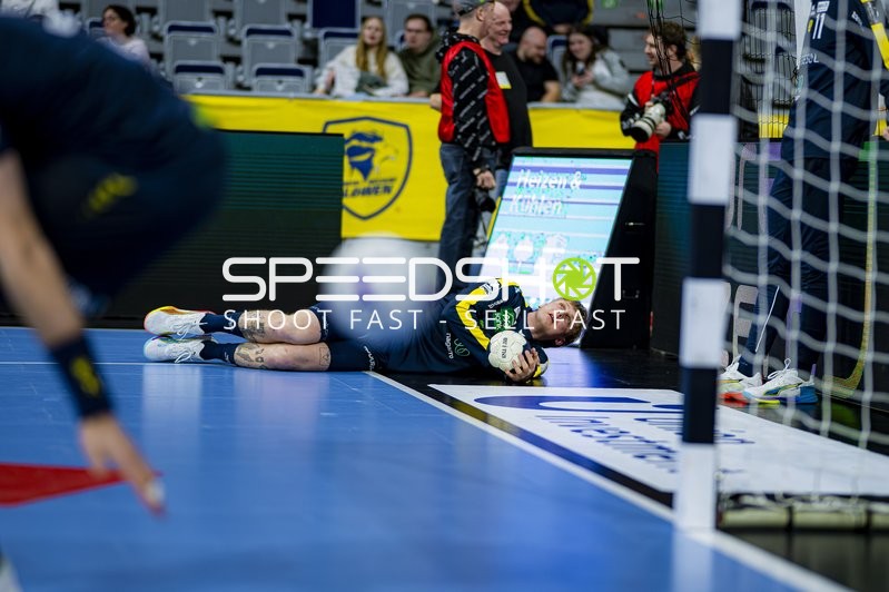 Bertram Obling (16; VfL Gummersbach) mit Ball am Boden