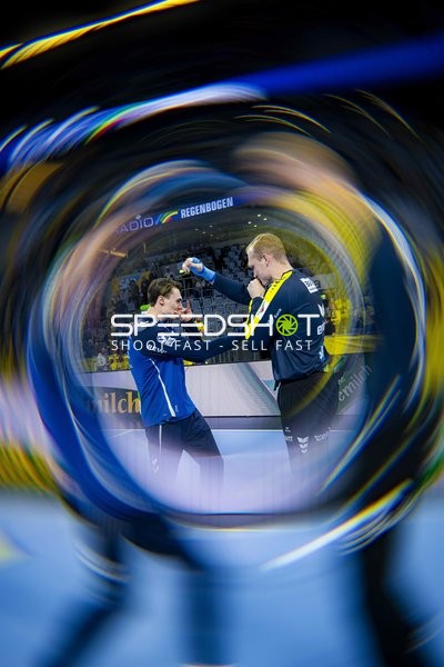 Szene mit David Späth (29; Rhein Neckar Löwen) und Miro Schluroff (15; VfL Gummersbach)