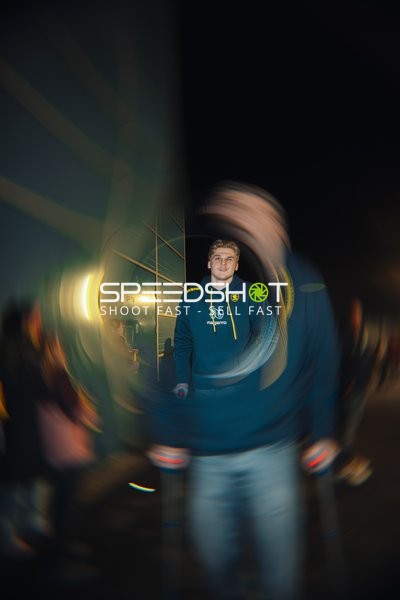 Person vor Wand in Hoodie