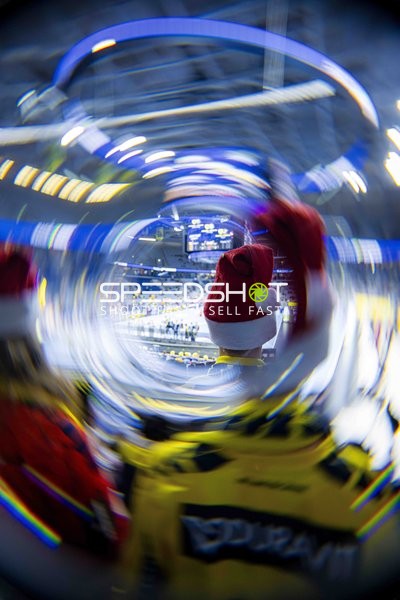 Fans in SAP Arena mit Weihnachtsmütze