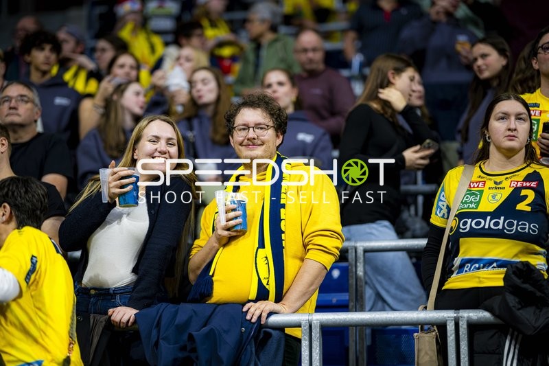 Fans in gelben Trikots in der SAP Arena