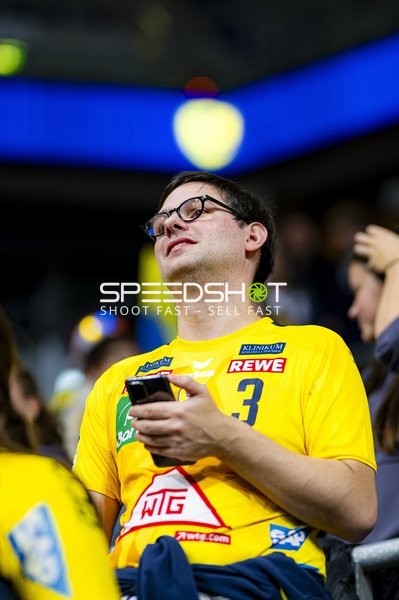 Fan-Szene in gelben Trikots