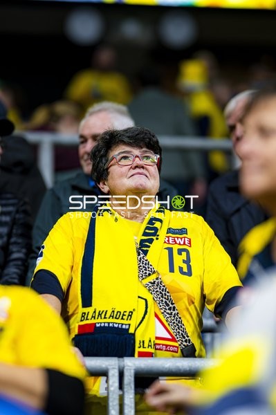 Fan-Szene in gelben Trikots