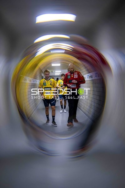 Mike Jensen (20; Rhein Neckar Löwen) und Teamkollegen im Tunnel