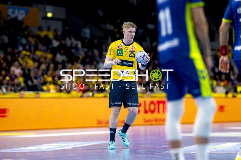 Haukur Thrastarson (25; Rhein Neckar Löwen) mit Ball