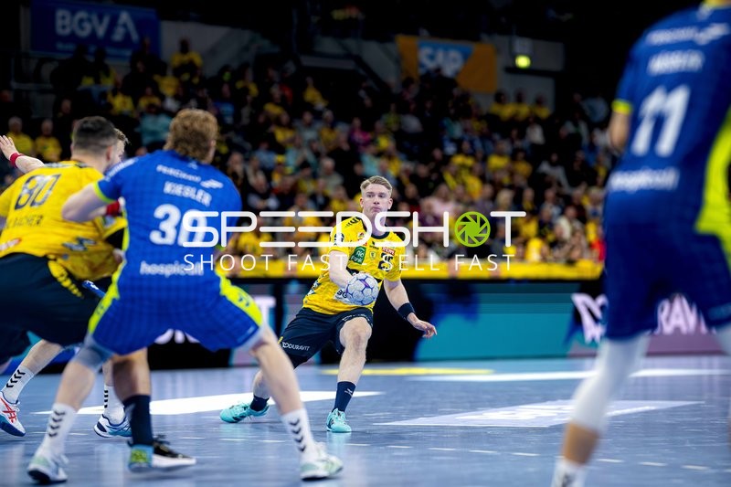 Haukur Thrastarson (25; Rhein Neckar Löwen) mit Ball vor Tom Kiesler (30; VfL Gummersbach) und Jannik Kohlbacher (80; Rhein Neckar Löwen)