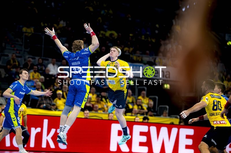 Haukur Thrastarson (25; Rhein Neckar Löwen) und Miro Schluroff (15; VfL Gummersbach) in Aktion