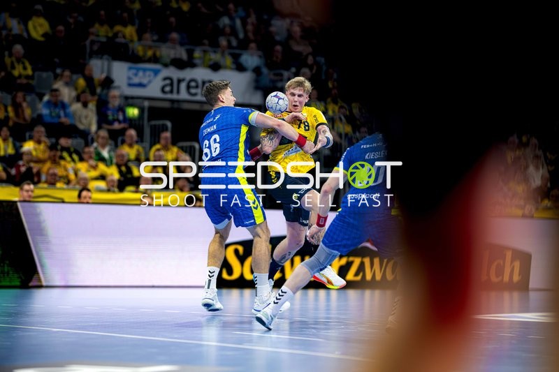 Edwin Aspenbäck (78; Rhein Neckar Löwen) im Zweikampf mit Štěpán Zeman (66; VfL Gummersbach) und Tom Kiesler (30; VfL Gummersbach)