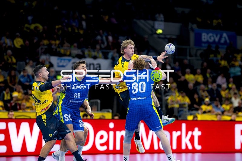 Edwin Aspenbäck (78; Rhein Neckar Löwen) im Zweikampf mit Štěpán Zeman (66; VfL Gummersbach)