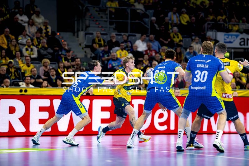 Edwin Aspenbäck (78; Rhein Neckar Löwen) und Miro Schluroff (15; VfL Gummersbach) im Zweikampf